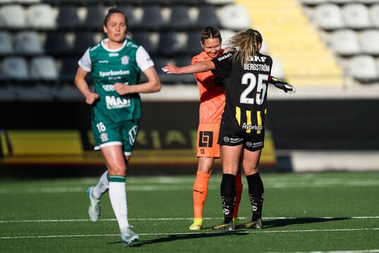 Häckens målvakt Jennifer Falk och Alice Bergström jublar