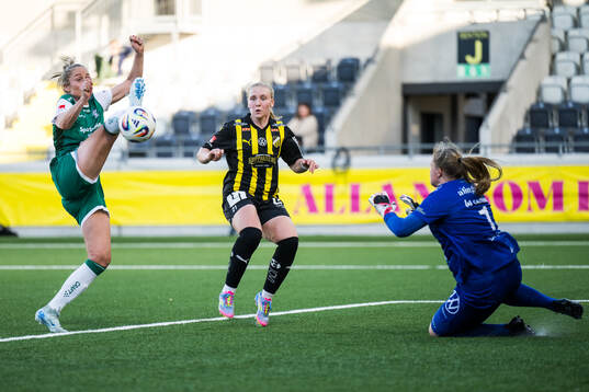 Alingsås Karin Lundin gör självmål på målvakt