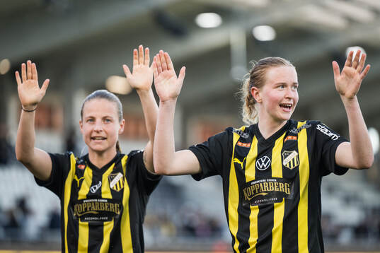 Häckens Anna Anvegård och Emma Östlund jublar