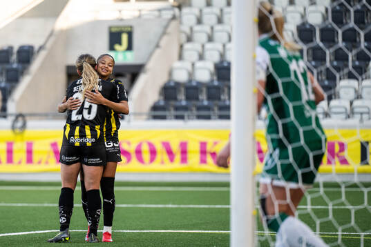 Häckens Alice Bergström jublar med Felicia Schröder