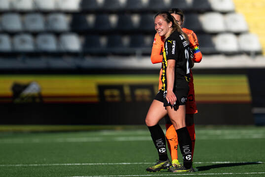 Häckens Alice Bergström jublar med målvakt Jennifer Falk