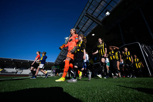 Häckens målvakt Jennifer Falk gör entré