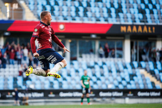 Örgrytes Nicklas Bärkroth jublar