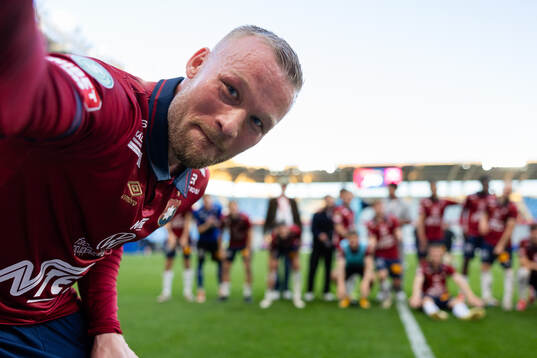 Örgrytes Nicklas Bärkroth  jublar och firar framför
