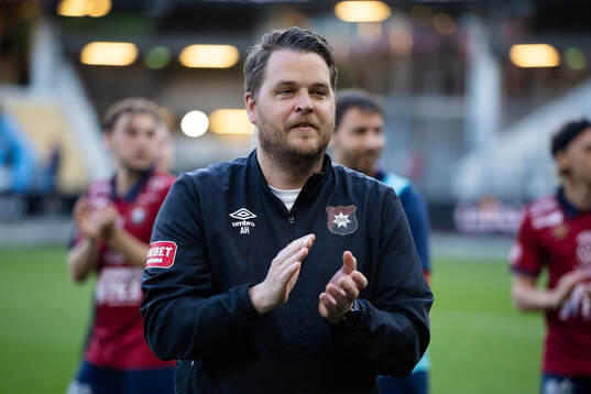 Örgrytes tränare Andreas Holmberg tackar publiken