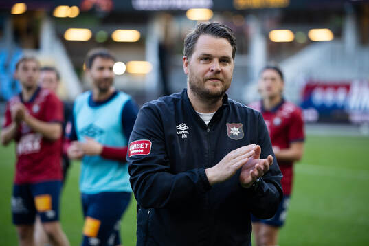 Örgrytes tränare Andreas Holmberg tackar publiken