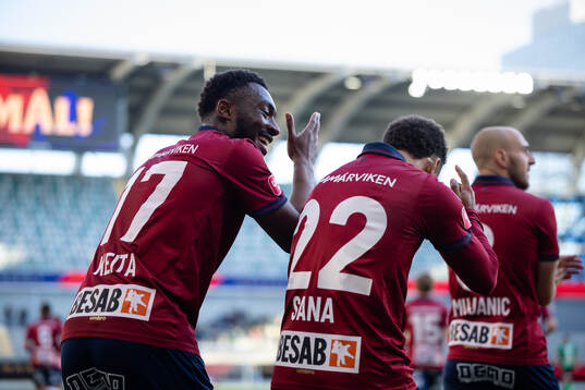 Örgrytes Haladj-Madiou Keita jublar ihop med Tobias Sana