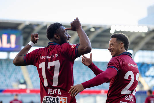 Örgrytes Haladj-Madiou Keita jublar ihop med Tobias Sana
