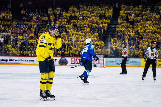 Leo Carlsson of Sweden looks dejected