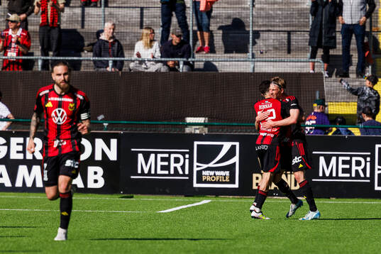 Östersunds Albin Sporrong och Ahmed Bonnah jublar