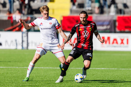 Sandvikens IFs William Thellsson och Östersunds Ali Suljic