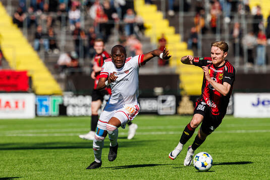 Sandvikens IFs Moonga Simba och Östersunds Simon Marklund