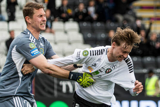 GIF Sundsvalls målvakt Jonas Olsson och Örebros Linus