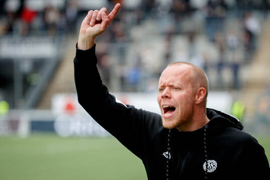 Örebros huvudtränare Patrik Haginge jublar