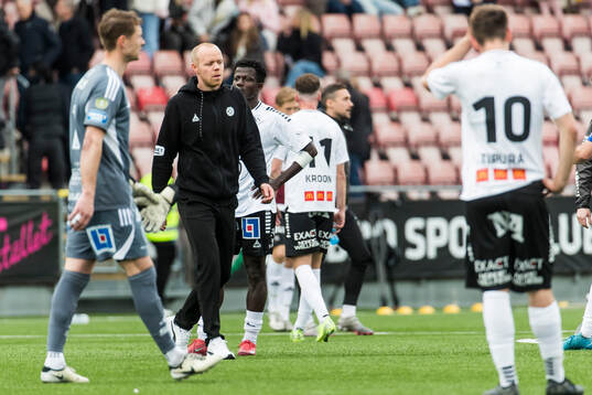 Örebros huvudtränare Patrik Haginge deppar