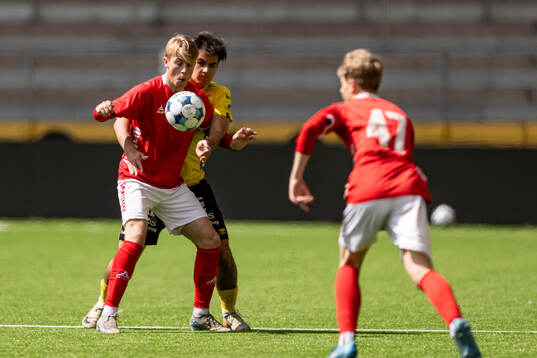 Kalmars Charlie Rosenquist och Elfsborgs Leo Saritas Bylund