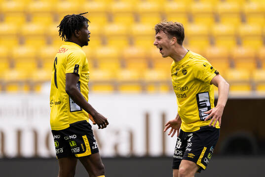 Elfsborgs Ozor Victor Okeke jublar med Adam Wetterlov