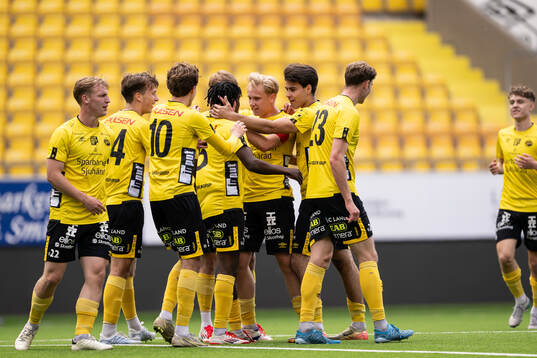 Elfsborgs Ozor Victor Okeke jublar med lagkamrater