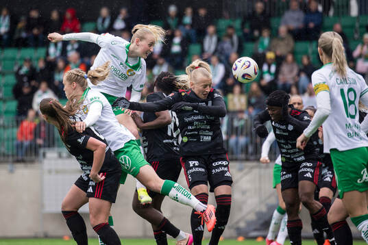 Hammarbys Emilie Bragstad och Piteås Wilma Carlsson