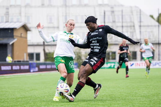 Hammarbys Emilie Joramo och Piteås Faith Ikidi Michael