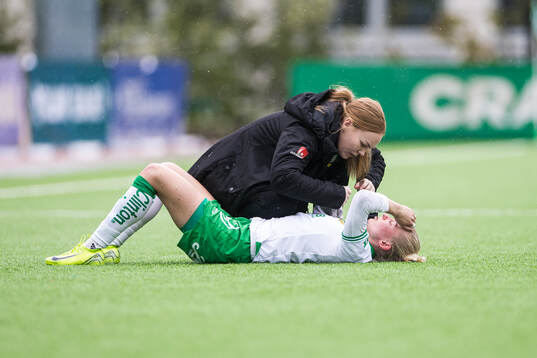 Hammarbys Emilie Joramo har ont och får vård