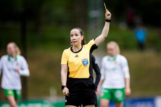 Domare Selma Griberg ger gult kort till Piteås Maja Green