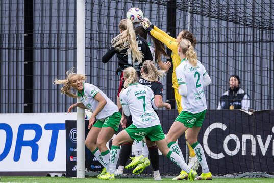 Piteås Maggy Henschler och Hammarbys målvakt Anna Tamminen