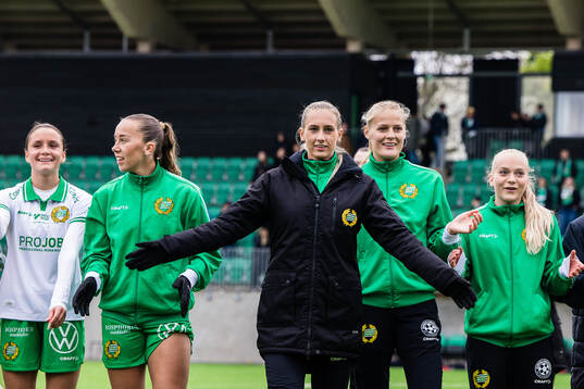 Hammarbys Ellen Wangerheim jublar med lagkamrater