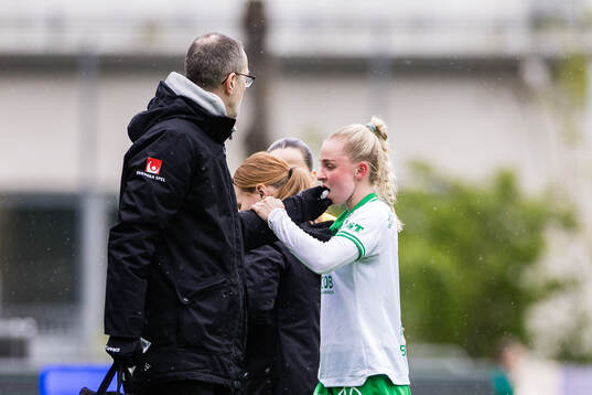 Hammarbys Emilie Joramo med en skada i ansiktet