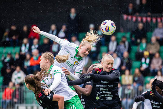 Hammarbys Emelie Bragstad och Piteås Wilma Carlsson
