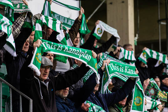 Hammarbys supportrar med halsdukar