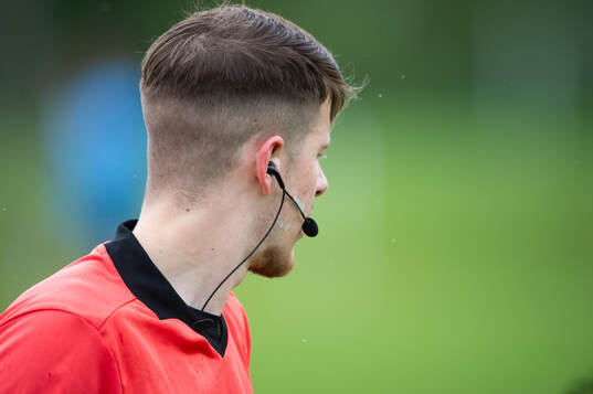 Domarens kommunikationssystem i matchen i P19 division 1