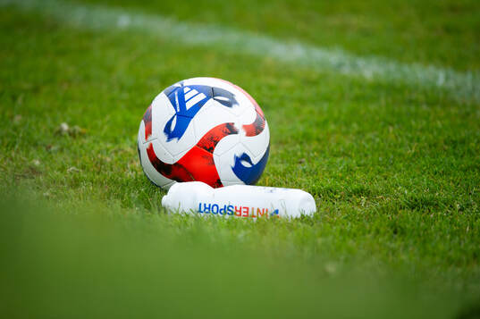 Boll och vattenflaska  i matchen i P19 division 1 mellan