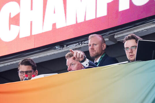 Senior advisor Daniel Alfredsson and assistant General
