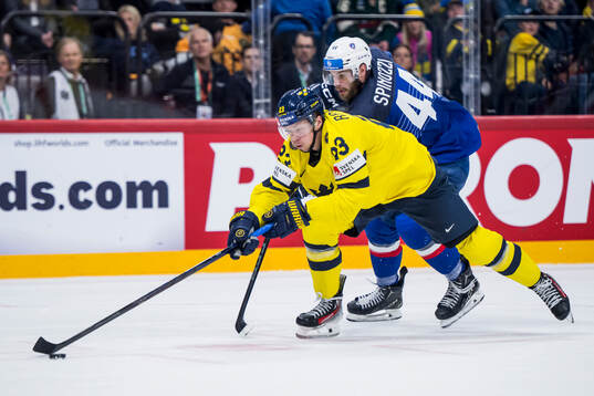Lucas Raymond of Sweden and Kevin Spinozzi of France