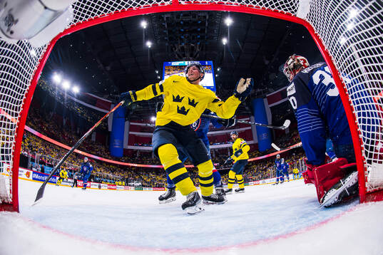 Bläddra bland fler bilder av 2025 IIHF Ice Hockey World Championship, day 8, France - Sweden