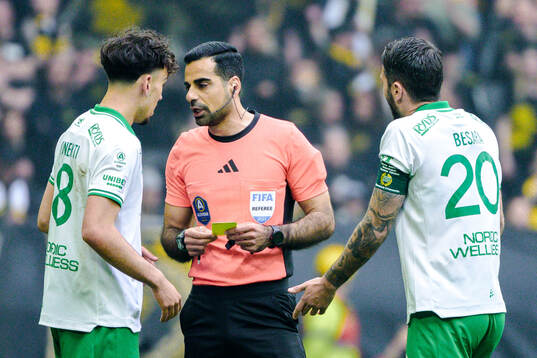 Hammarbys Sebastian Tounekti och domare Mohammed Al-Hakim