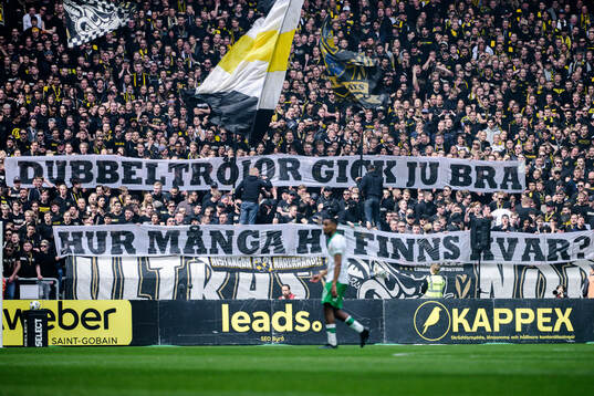 AIKs supportrar med banderoller