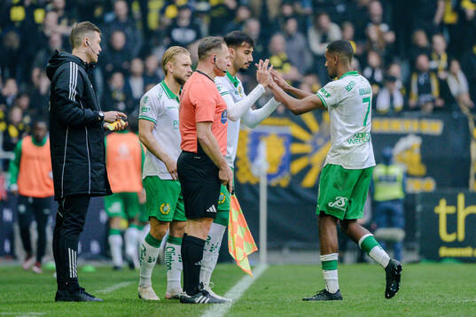 Hammarbys Montader Madjed och Paulos Abraham vid ett byte