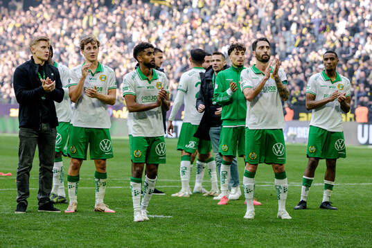 Hammarbys Nahir Besara med lagkamrater
