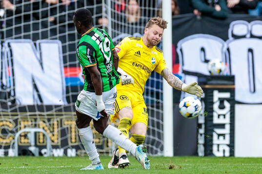 GAISs Ibrahim Diabate och Östers målvakt Robin Wallinder
