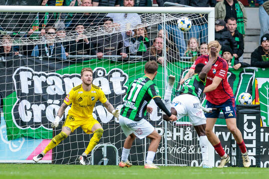Östers målvakt Robin Wallinder och GAISs Ibrahim Diabate