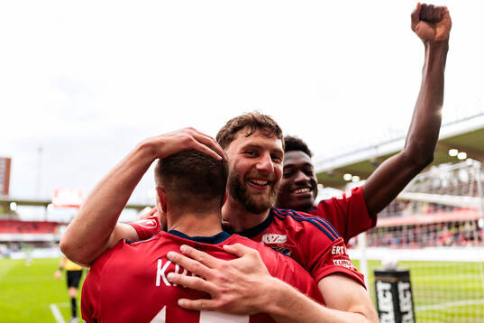 Östers Alibek Aliev och Kingsley Gyamfi jublar