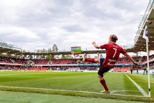 Östers David Seger slår en hörna
