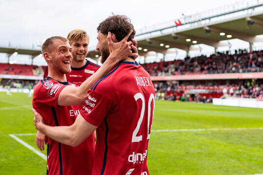 Östers Dennis Olsson och Alibek Aliev  jublar