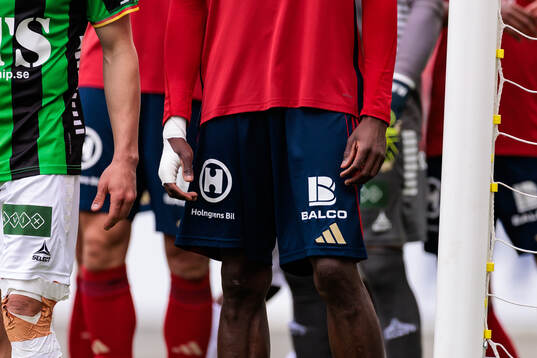 Östers Kingsley Gyamfi med lindad hand