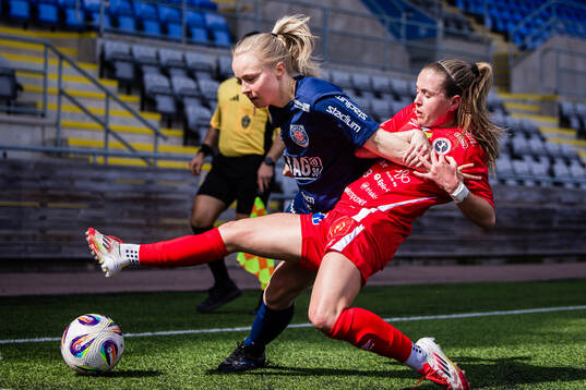 Eskilstuna Uniteds Sara Emilia Ikonen och KIF Örebros Ella