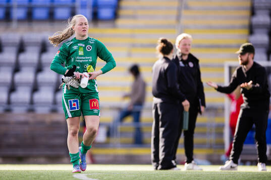 KIF Örebros målvakt Julia Langörgen deppar