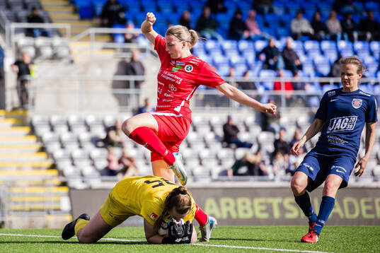 KIF Örebros Maja Alvin och Eskilstuna Uniteds målvakt