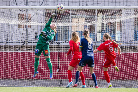 KIF Örebros målvakt Julia Langörgen i samband med 2-0 av